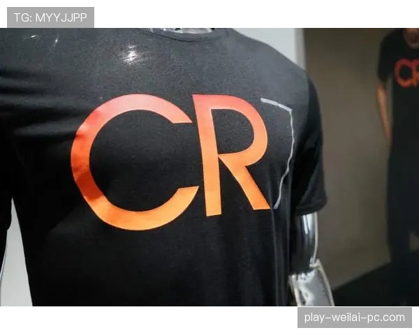 C罗衣柜里挂的衬衫看一眼就知道不是我能懂的那种奢华，愣是看不够