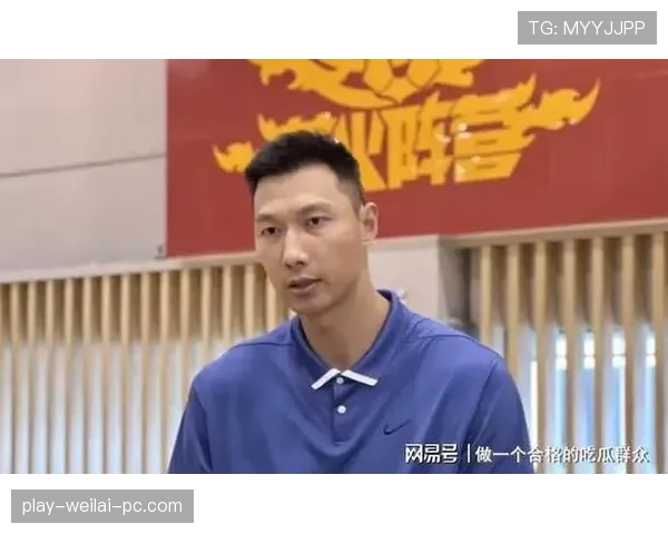 易建联在豪宅厨房偷偷刷剧，连保镖都惊呆了！